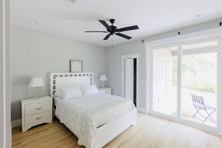 Apartamento de un dormitorio en planta baja (sin escaleras).  Cama tamaño queen, baño grande, sala de estar con sofá cama y TV inteligente de 55 pulgadas, cocina pequeña y porche.