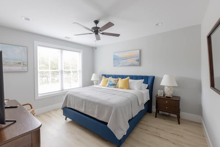 Dormitorio principal con cama tamaño king, baño en suite con dos lavabos; vestidor muy grande. TV inteligente de 55 pulgadas.