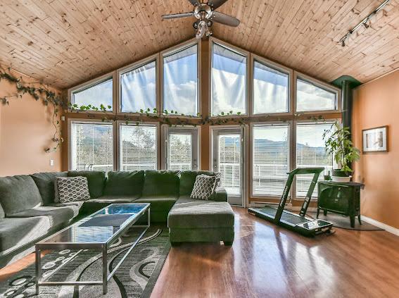 มีห้องนั่งเล่นที่กว้างขวางและอบอุ่นพร้อมเพดานโค้งหน้าต่างบานใหญ่มองเห็นวิวที่สวยงามโซฟาแบบแยกส่วนที่สะดวกสบายโต๊ะกาแฟลู่วิ่งและต้นไม้ตกแต่งต่างๆ