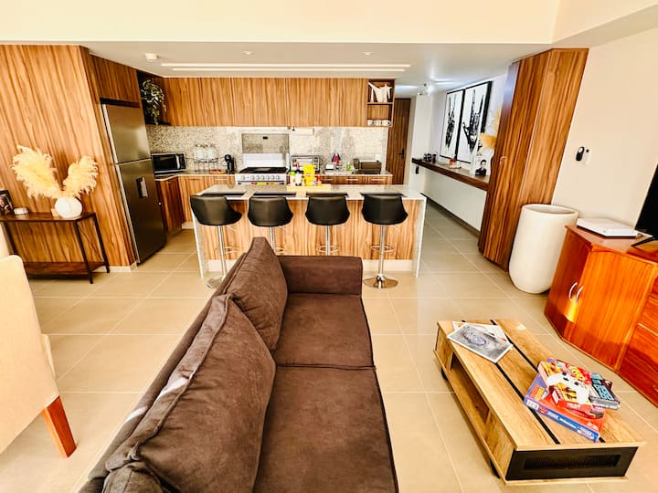 Veľká kuchyňa na prípravu jedla okrem 4 stoličiek na raňajky 