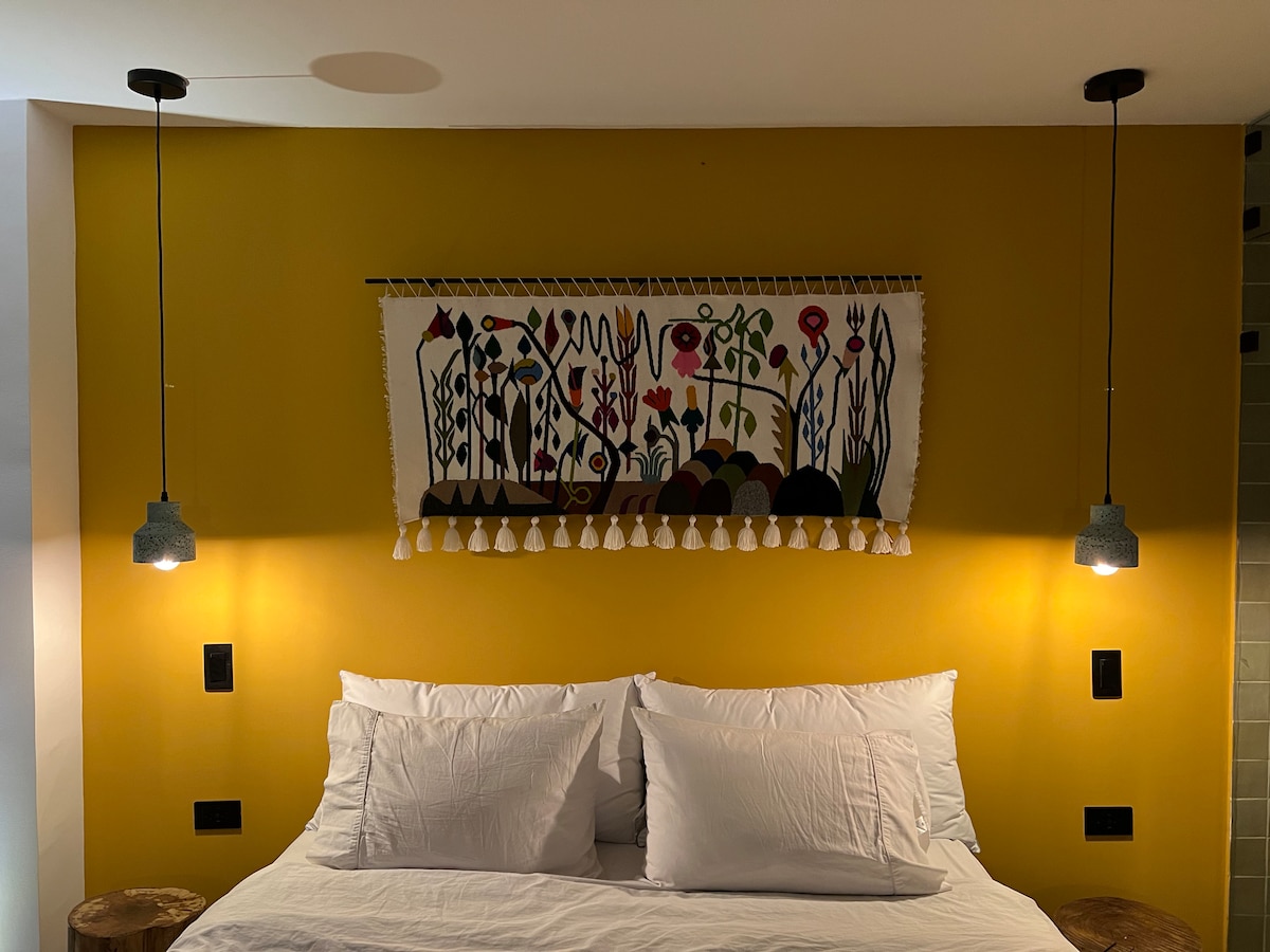 Დატკბით ამ ოთახის ჰარმონიით, სადაც სოფლის დიზაინი და ხელნაკეთი დეტალები მყუდრო და მყუდრო ატმოსფეროს ქმნის და დასვენებისა და განტვირთვისთვის გიწვევთ.