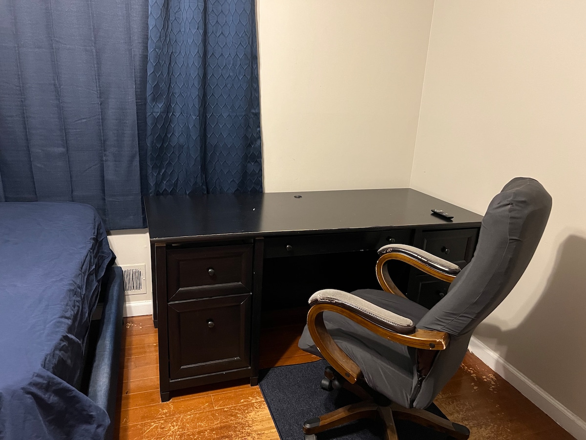 Tavolina jote private në dhomën e gjumit