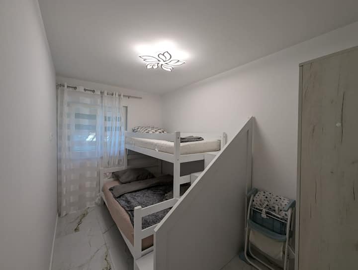 Naša druga spavaća soba nudi sve što vam je potrebno za ugodan boravak. Dođite i uživajte! 