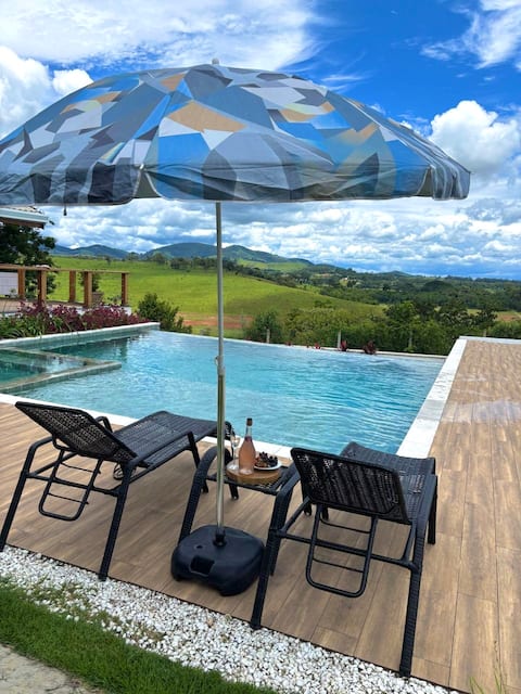 House with 3 en-suites with heated pool and hydro