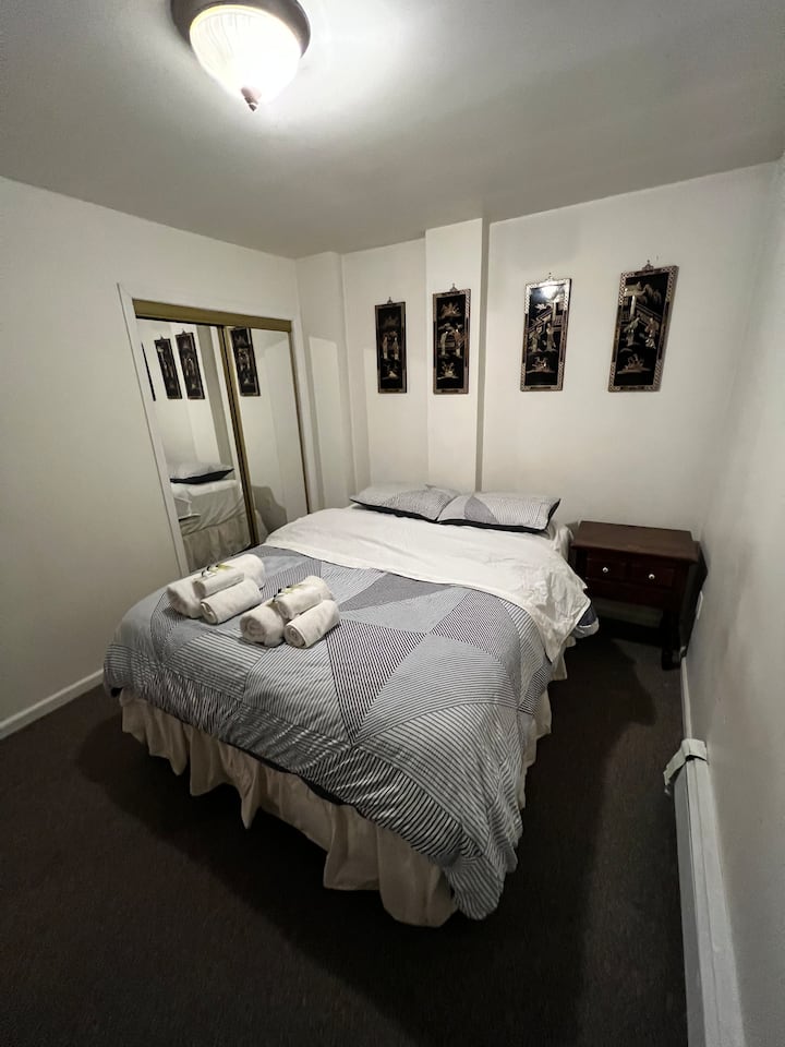 Спална соба со брачен кревет 2