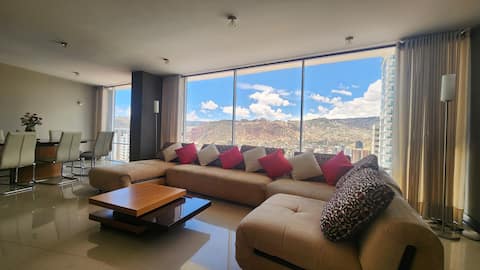 Lux Top-Floor with Stunning Views