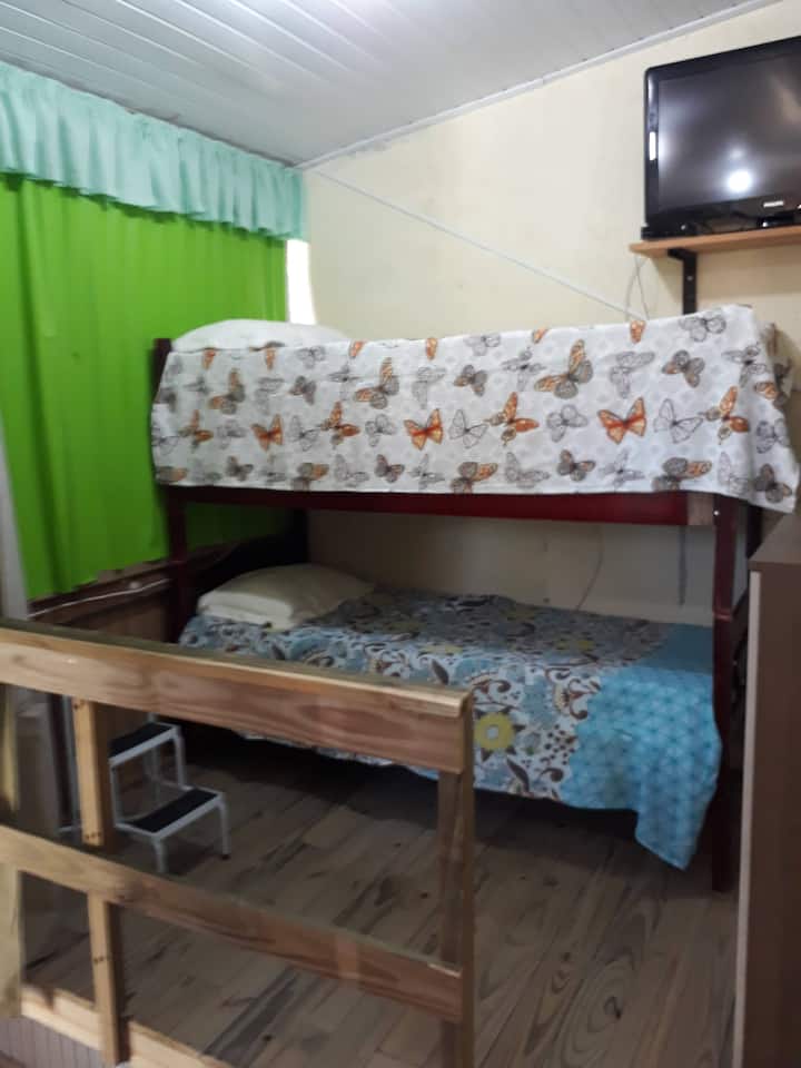 מיטת קומותיים אחת בצד שמאל של המדרגות. ארון לאחסון חפצים.