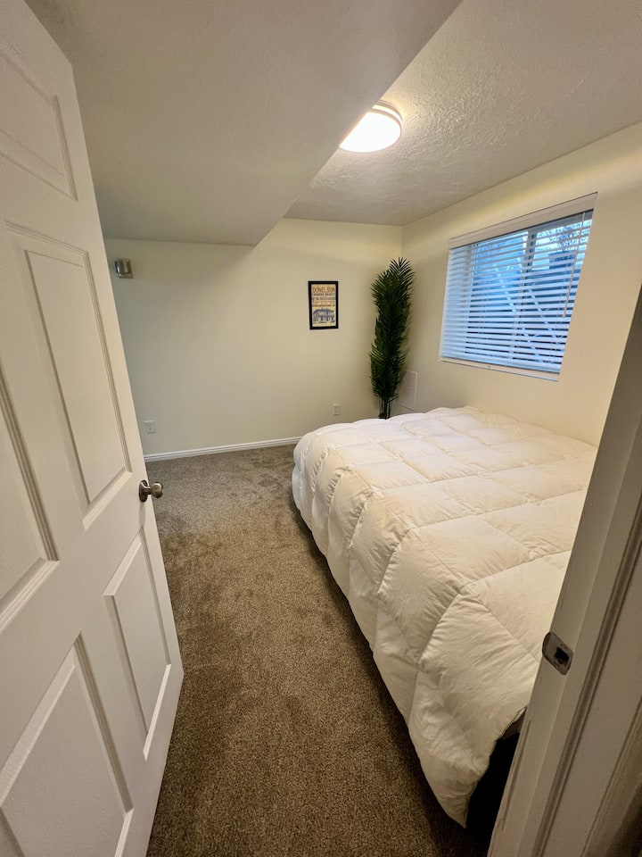 Ამ ოთახს აქვს ორადგილიანი საწოლი და განმარტოების კარი, მაგრამ ის პირდაპირ სამზარეულოსა და სააბაზანოს უკავშირდება, ამიტომ სამზარეულომდე და სააბაზანომდე მისასვლელად ყველამ უნდა გაიაროს ეს ოთახი. Ბოდიშს გიხდით შექმნილი დისკომფორტის გამო.