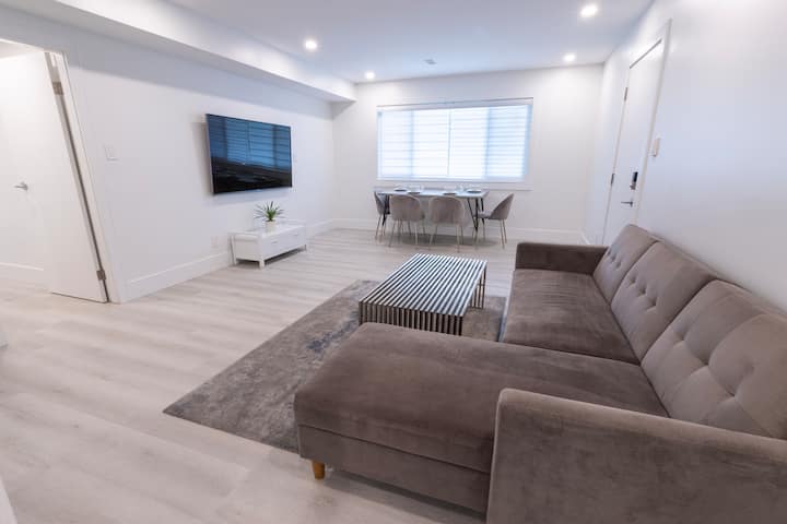 Modern House Views! 19 Minutes Drive To 
Downtown - North Vancouver