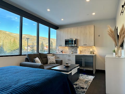 Top Airbnb: Cozy Modern Ski Studio - 3m walk to gondola! in Avon