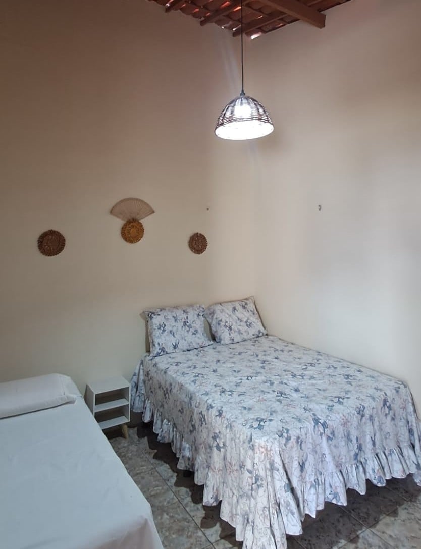 Barra Nova Beach Room. מיטת יחיד של Herval unibox ומיטה זוגית של Ortobom. יש וילון שחור, למי שאוהב לישון בחושך.