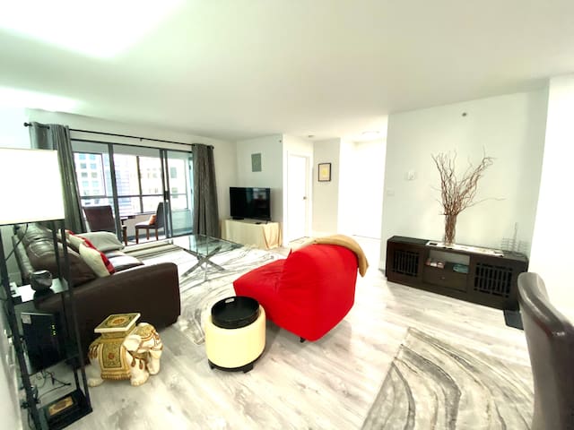 Fabulous DT 2 BR 2 BA POOL+Parking Great Location