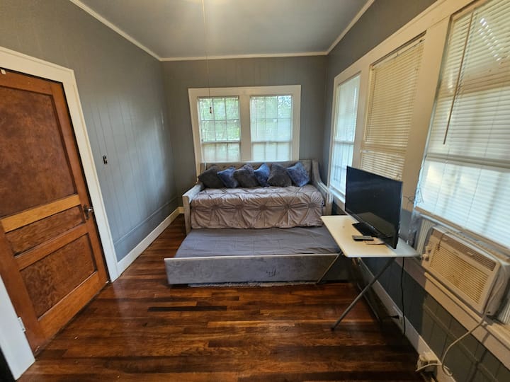 Táto izba má pohovku. Ako je vidieť na fotke, pod hornou posteľou je skrytá ďalšia posteľ. Spodnú časť je možné vytiahnuť a umiestniť kdekoľvek v dome. Ak sa posteľ vyberie z tejto miestnosti, vráťte ju do pôvodnej polohy.