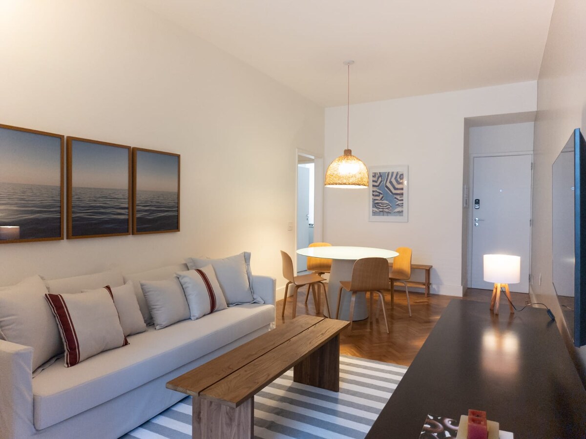 Top performing Airbnb: Charming Apartment in Copacabana 4 minutes from the Beach in Copacabana
