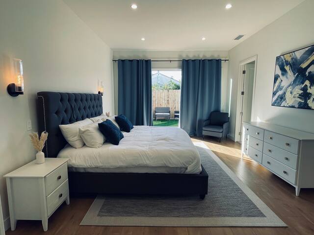 Stunning 5BD3.5BA in Encino w/ free EV charger gallery image 3