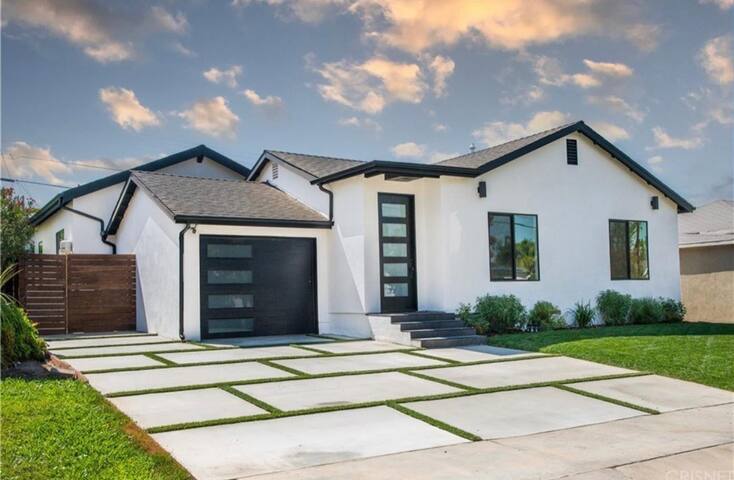 Stunning 5BD3.5BA in Encino w/ free EV charger gallery image 2
