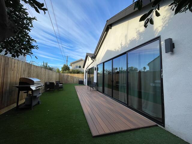 Stunning 5BD3.5BA in Encino w/ free EV charger gallery image 5