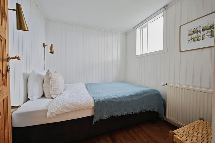 Dormitorio n.º 4. Planta baja. Cama doble pequeña, tamaño 130 cm x 200 cm