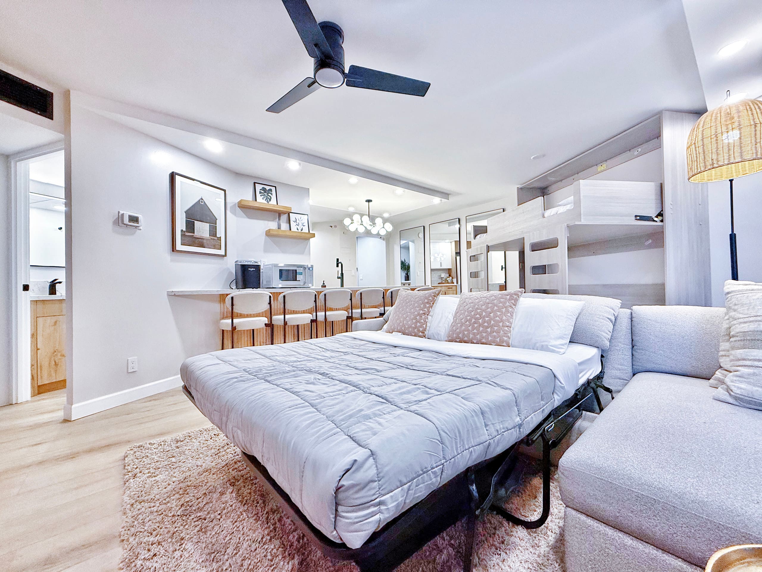 Financial District 1BR-Fully Renovated w/Parking - Image 14