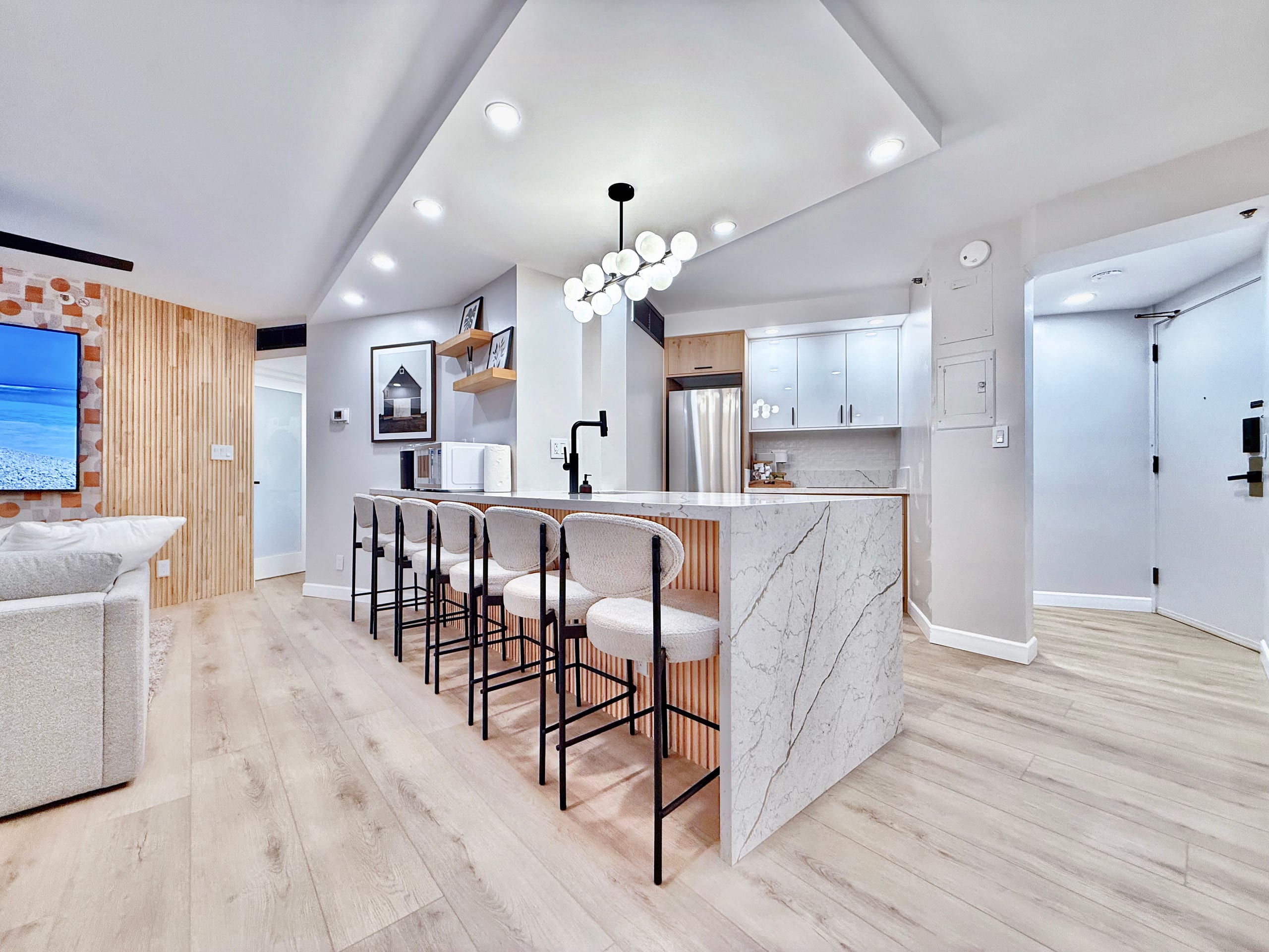 Financial District 1BR-Fully Renovated w/Parking - Image 16