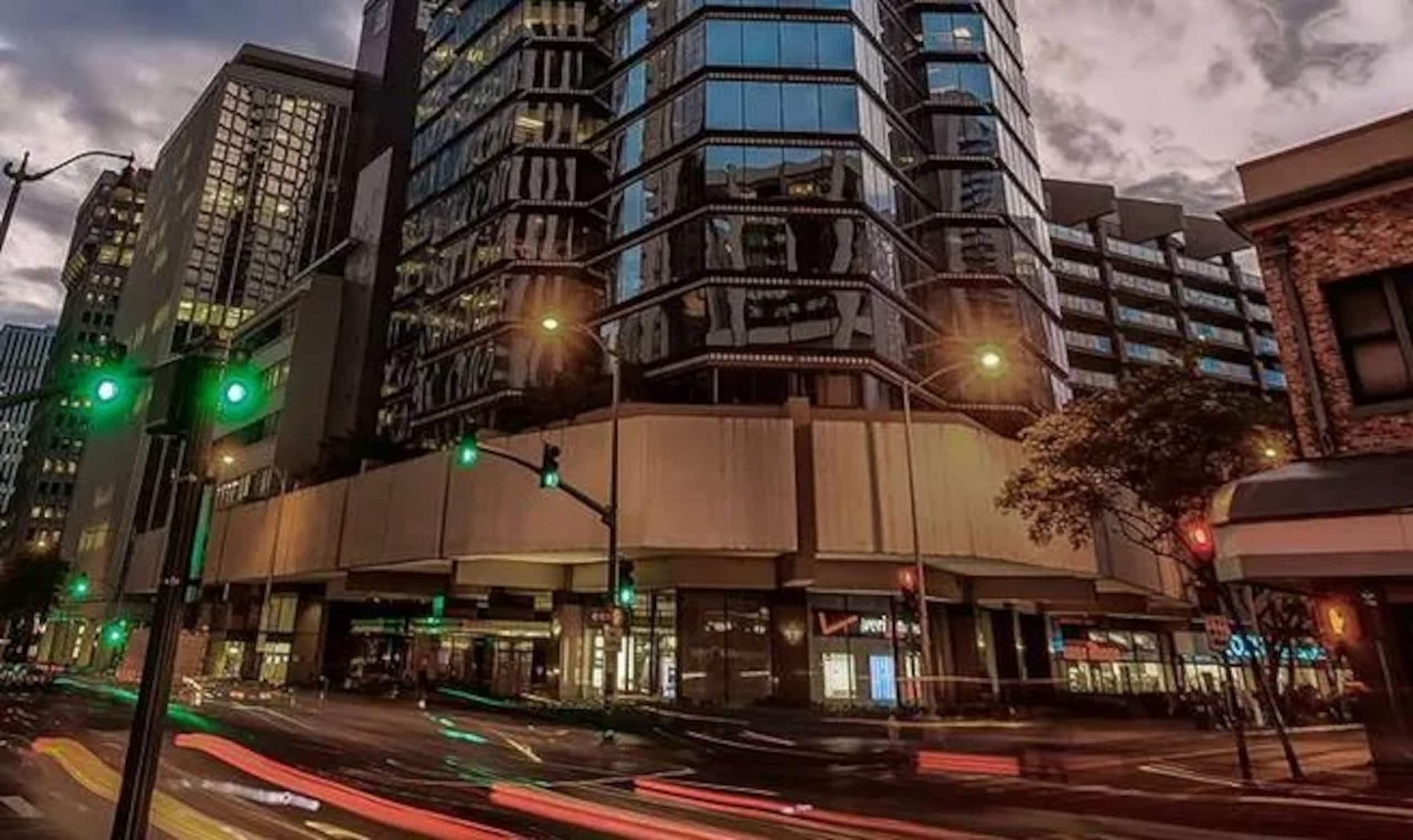 Financial District 1BR-Fully Renovated w/Parking - Image 43