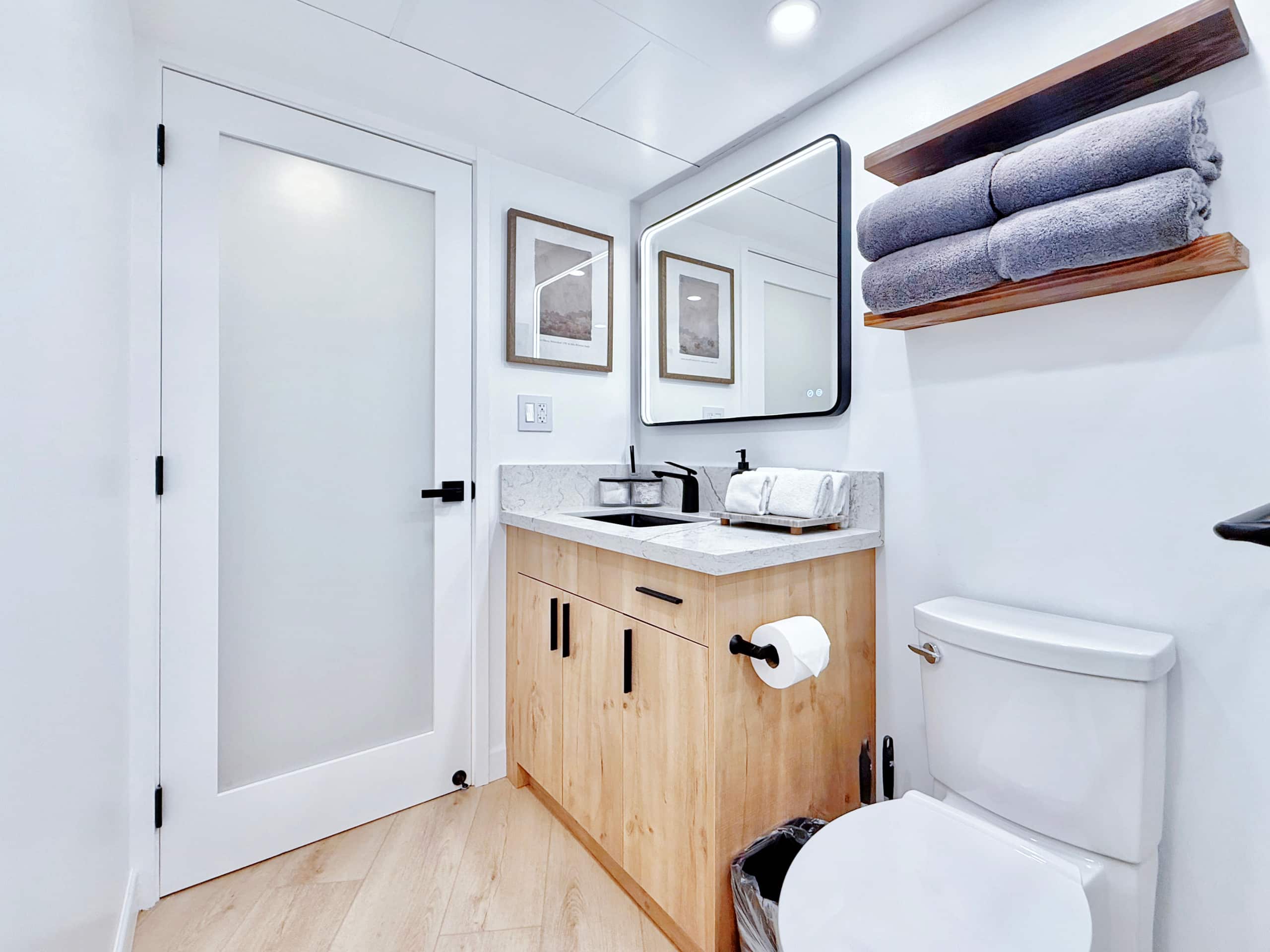 Financial District 1BR-Fully Renovated w/Parking - Image 35