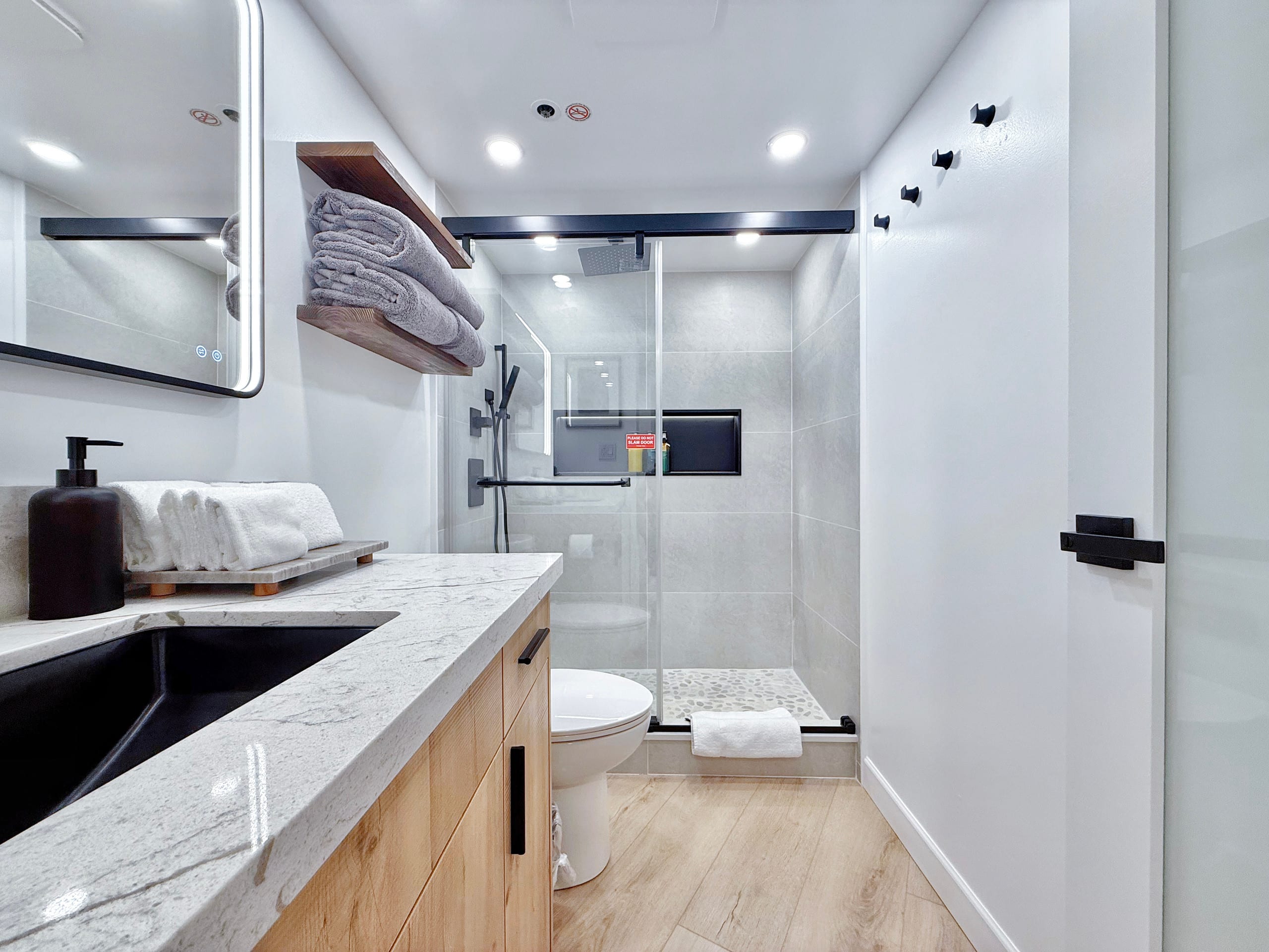 Financial District 1BR-Fully Renovated w/Parking - Image 37