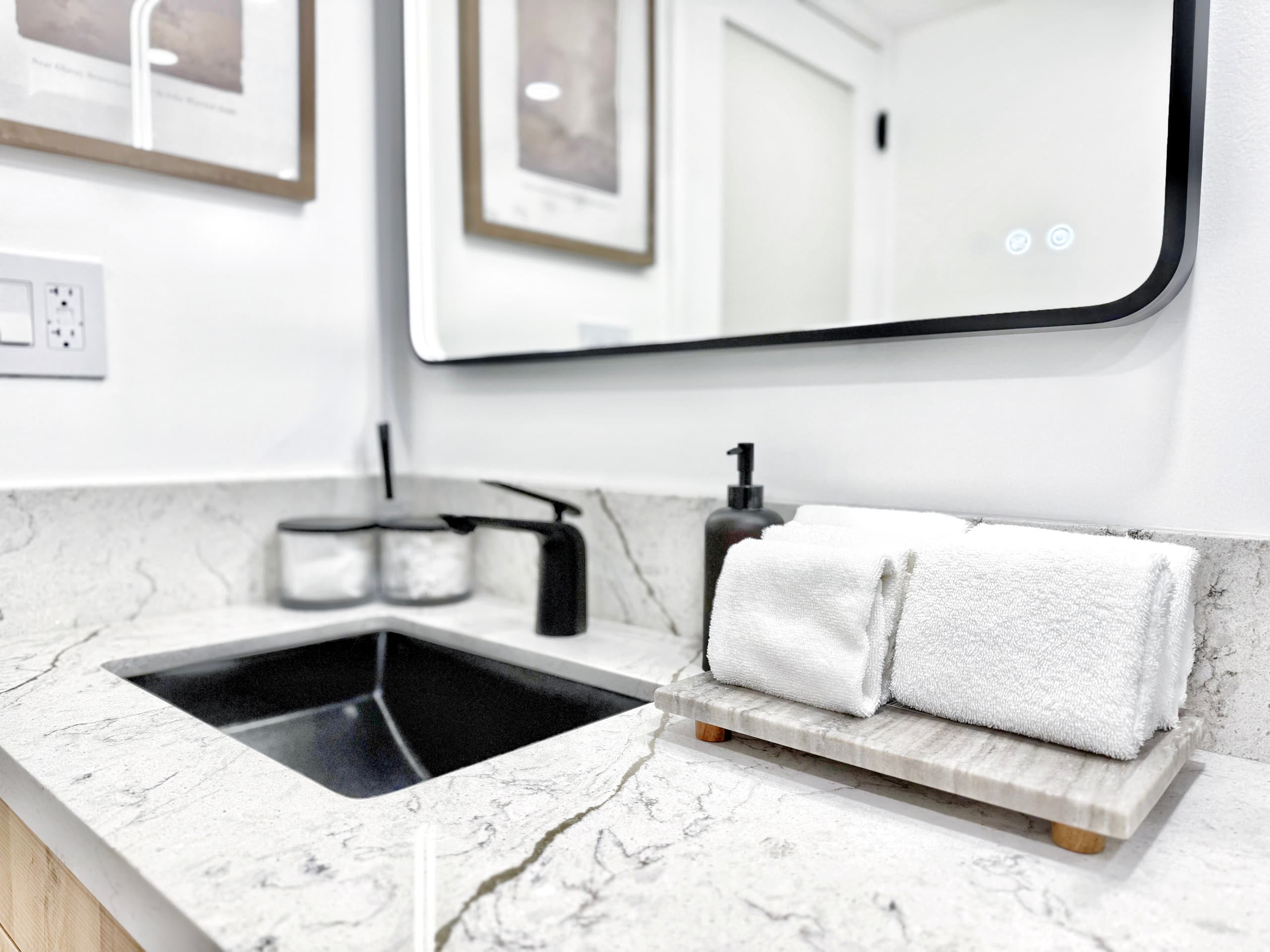 Financial District 1BR-Fully Renovated w/Parking - Image 40