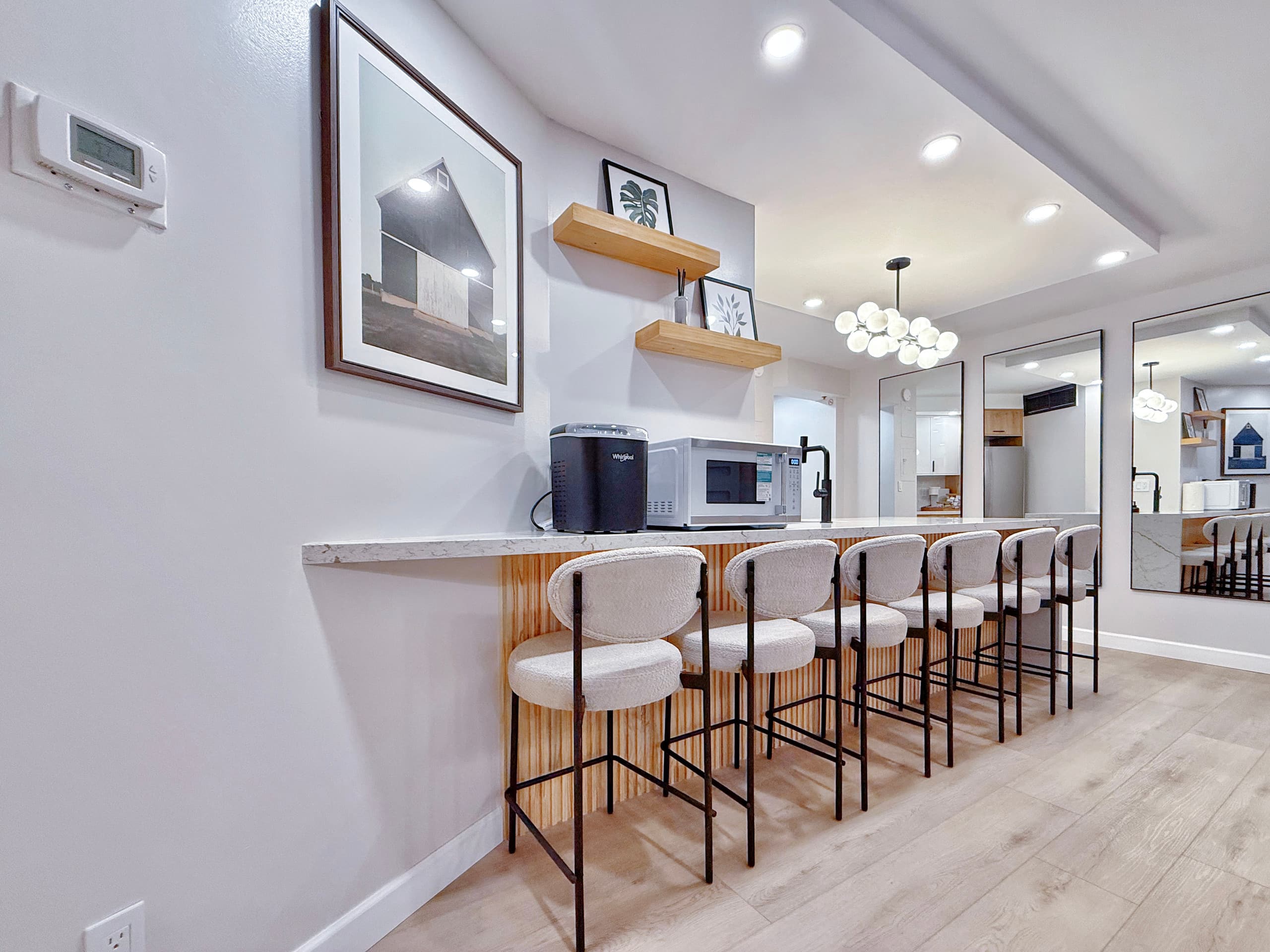 Financial District 1BR-Fully Renovated w/Parking - Image 20