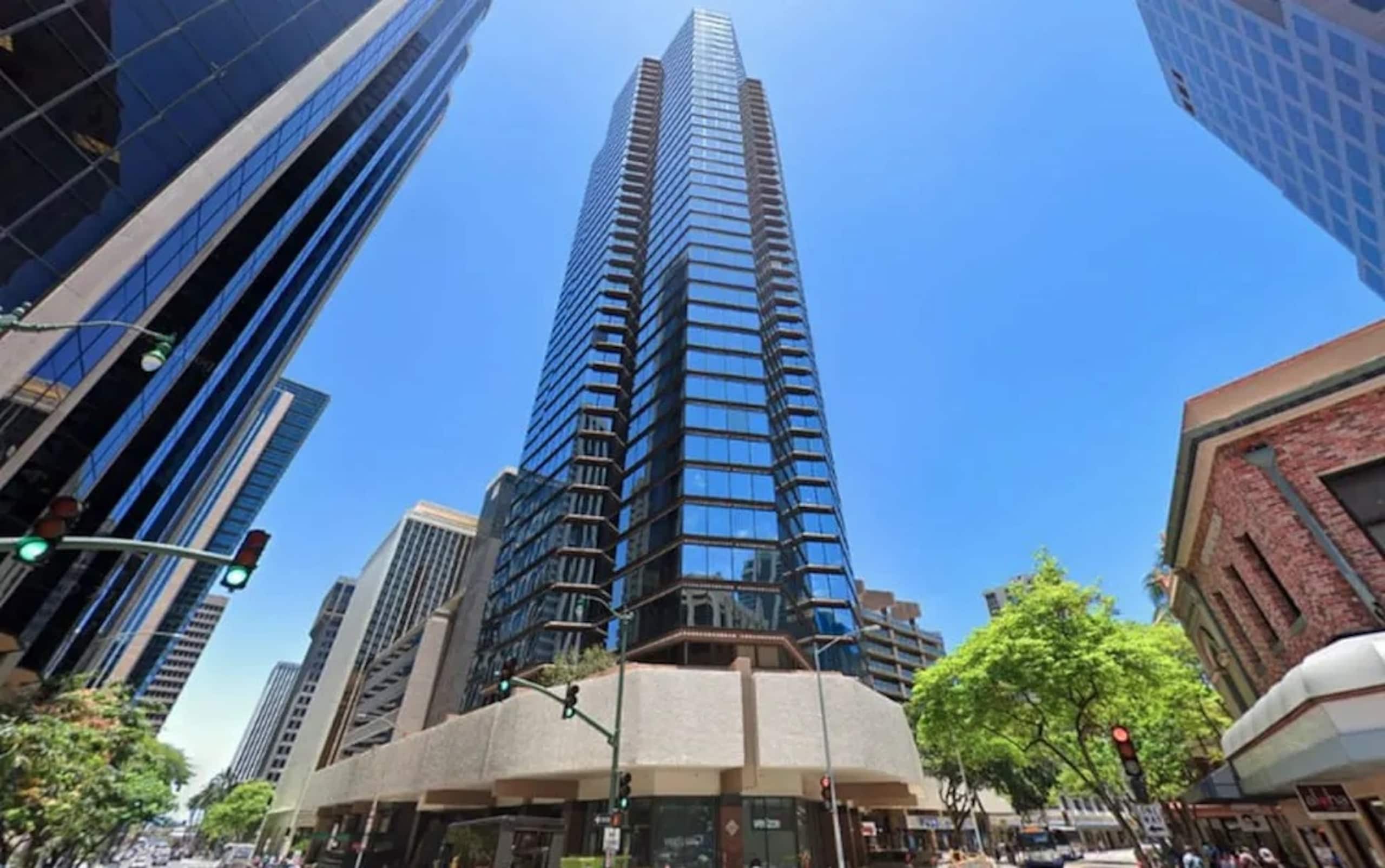 Financial District 1BR-Fully Renovated w/Parking - Image 44