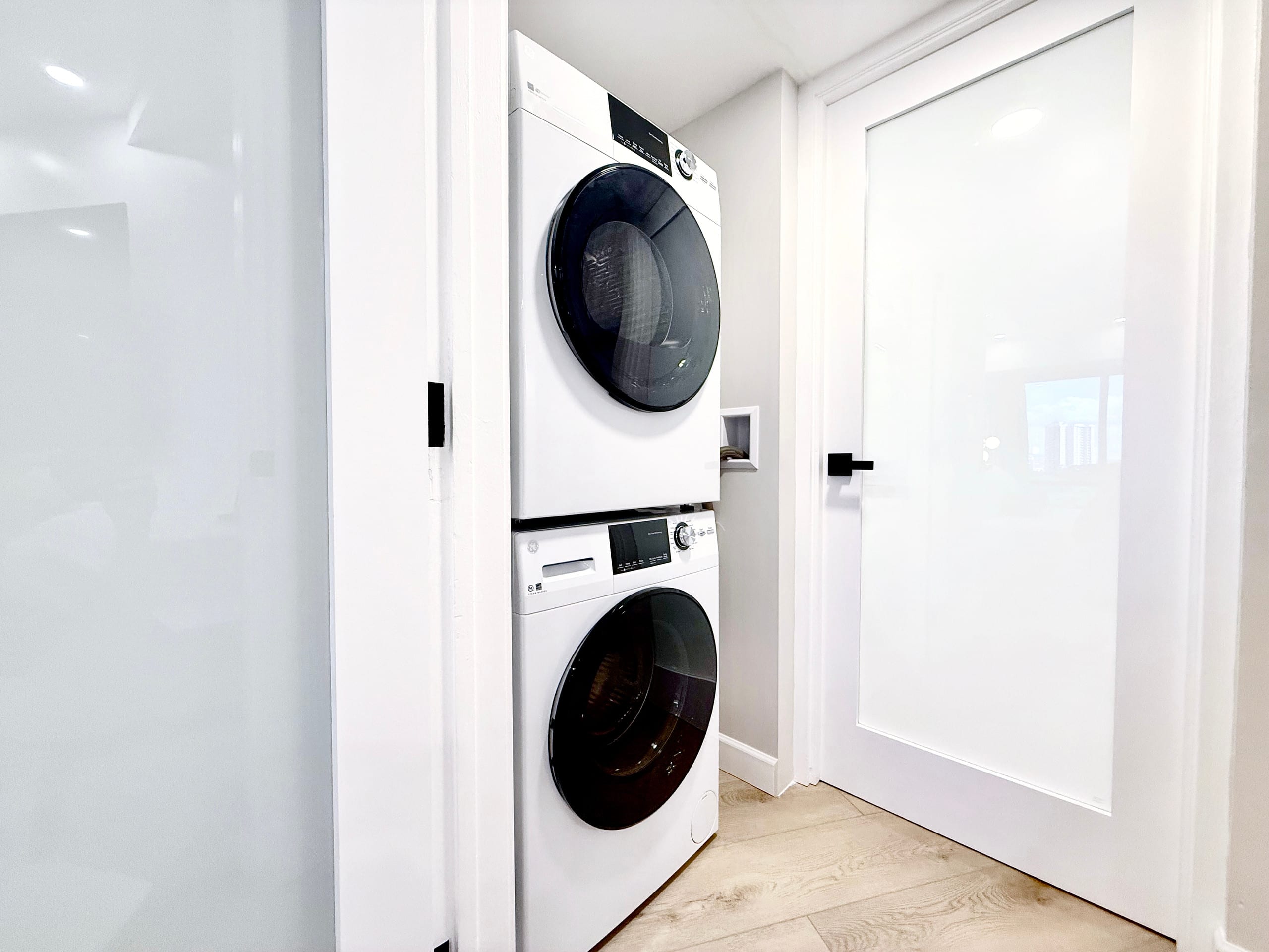 Financial District 1BR-Fully Renovated w/Parking - Image 41