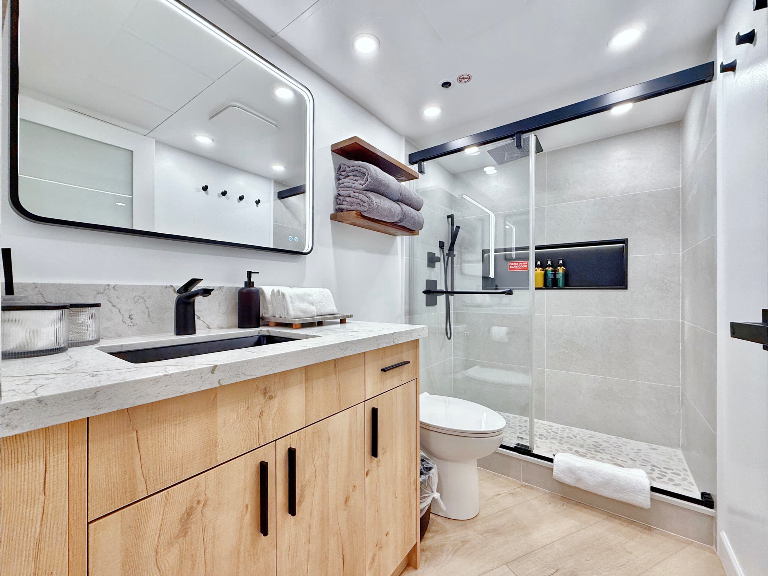 Financial District 1BR-Fully Renovated w/Parking - Image 34