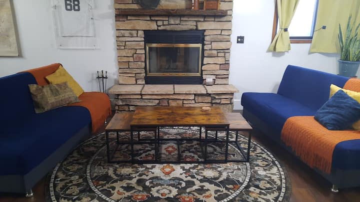 Warm & Peaceful 2br Home, Heart Of Sycamore - Northern Illinois University, DeKalb