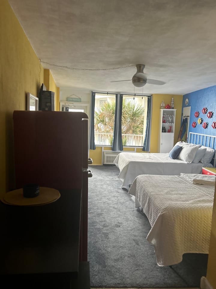 Kondo ya chumba 1 yenye nafasi kubwa yenye vitanda 2 vya ukubwa wa kifalme 