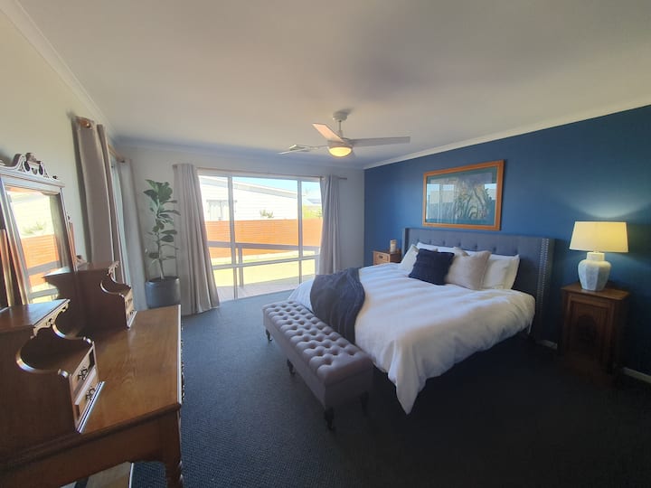 宽敞的主卧室，配备舒适的Tempur 2米宽双人床、大衣柜和套房。