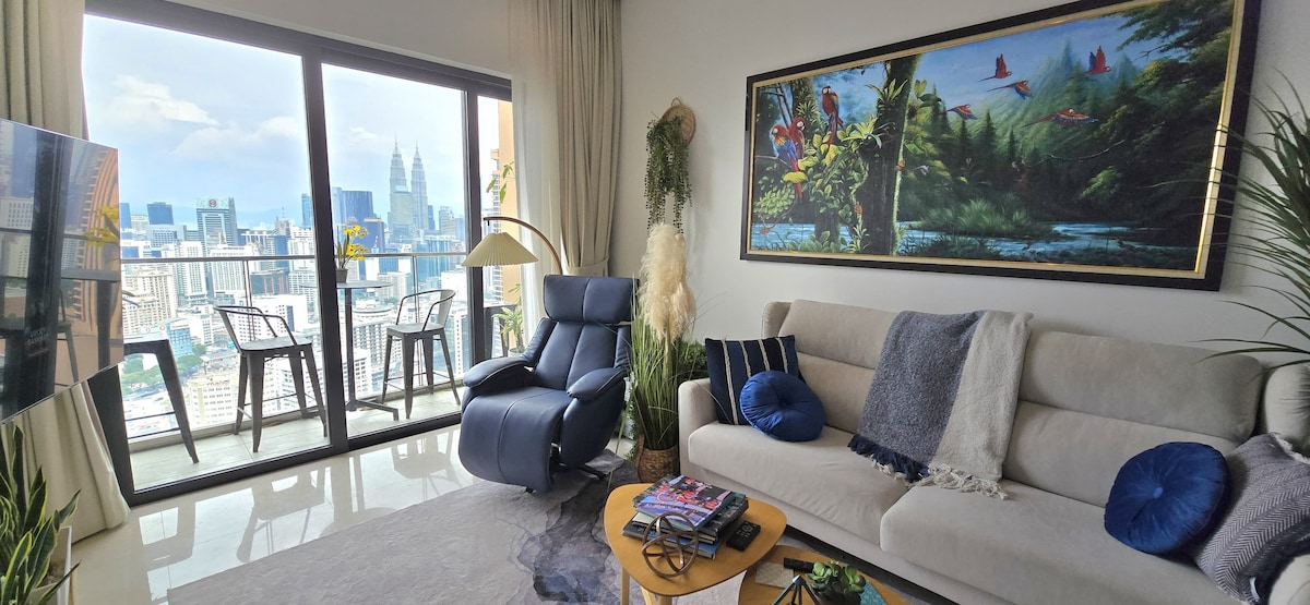 تتوفر أريكة لنوم شخص واحد وسرير مزدوج مريح مع وسائد وبطانية عند الطلب مقابل رسوم إضافية صغيرة (شخصان)