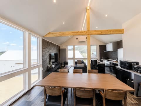 Walk to Golf & Ski | BBQ | Stunning Living