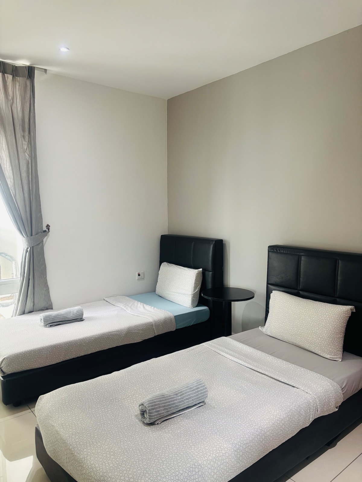 Acogedor y luminoso dormitorio común con dos cómodas camas individuales, ¡perfecto para amigos o familiares!”