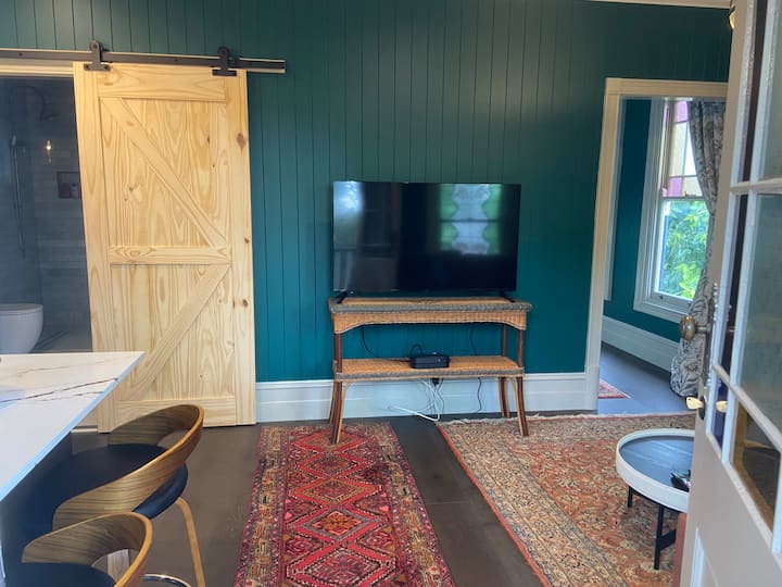 Spacious 1 Bed Cottage With City Views - Brisbane