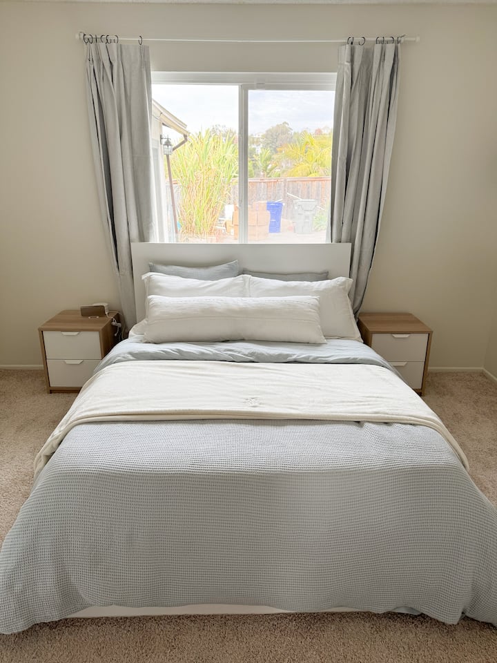 Spálňa 3 s útulným matracom s pamäťovou penou Queen, prémiovou posteľnou bielizňou a zatemňovacími závesmi.