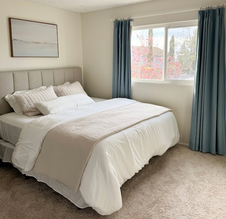 Spálňa 1 s matracom Beautyrest King, 55-palcovou inteligentnou televíziou, prémiovou posteľnou bielizňou a zatemňujúcimi tienidlami.