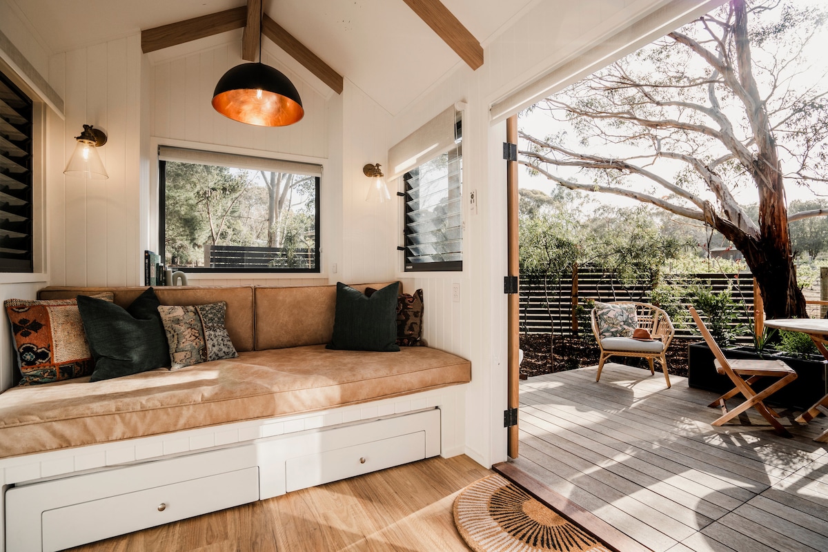 Popular Airbnb listing: Tiny Gem - Torquay in Torquay