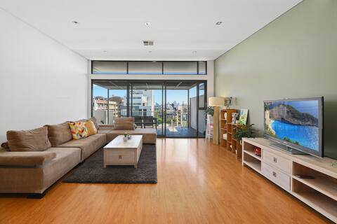 Successful Airbnb property: Mascot luxe 3 beds apt 2 car space with city view in Mascot