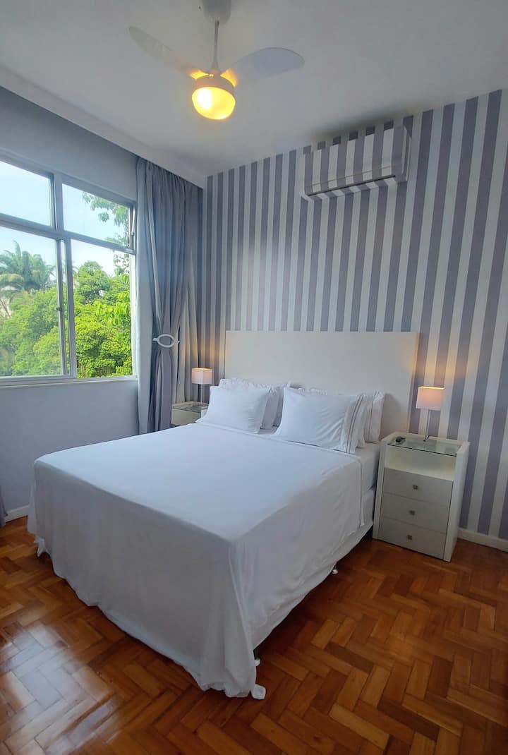 - Cama queen 
- Aire acondicionado 
- Ventilador de techo.
- TV.
- Armario 