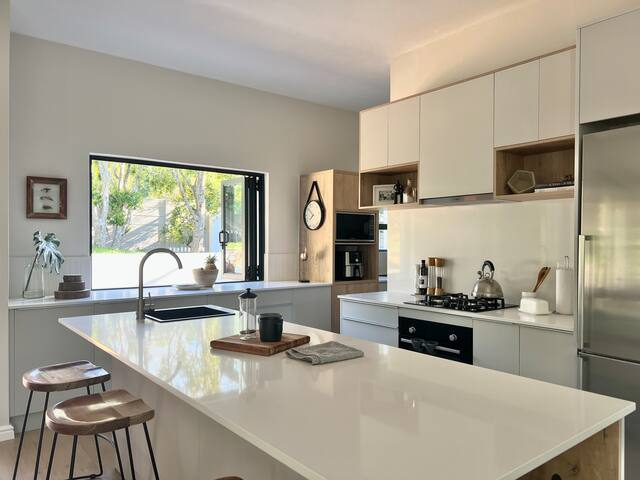 Winelands Garden Villa with pool & mountain views gallery image 5