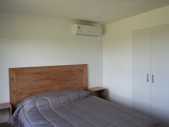 Izba na prízemí s manželskou posteľou, kúpeľňa pred izbou. Elektrické závesy.