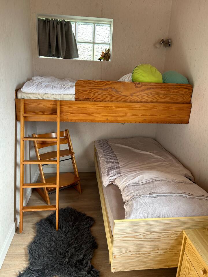 חדר שינה קטן, המיטה העליונה היא באורך של כ-1.70 מ' ולכן מתאימה רק לילדים או למבוגרים נמוכים. 