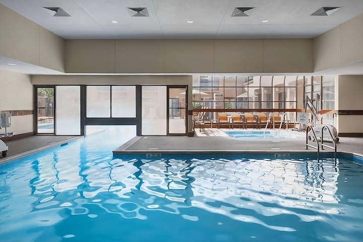 Near Bowen's Wharf | 3 Budget Stays, Free Parking - Newport, RI