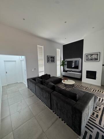 Elegant Escape with 9M Pool gallery image 3