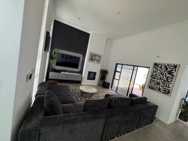 Elegant Escape with 9M Pool gallery image 4